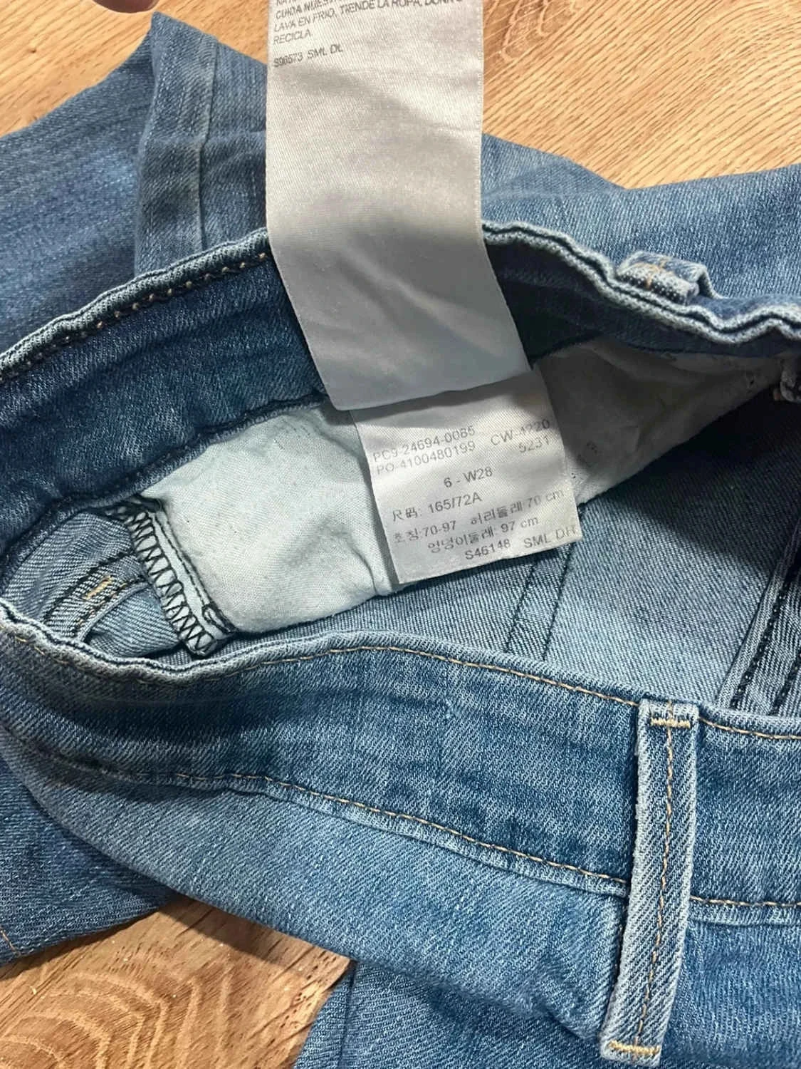 Short Levi's Mid Rise Capri Taille 6 W28 Vintage Bleu Slv 024 – photo 12